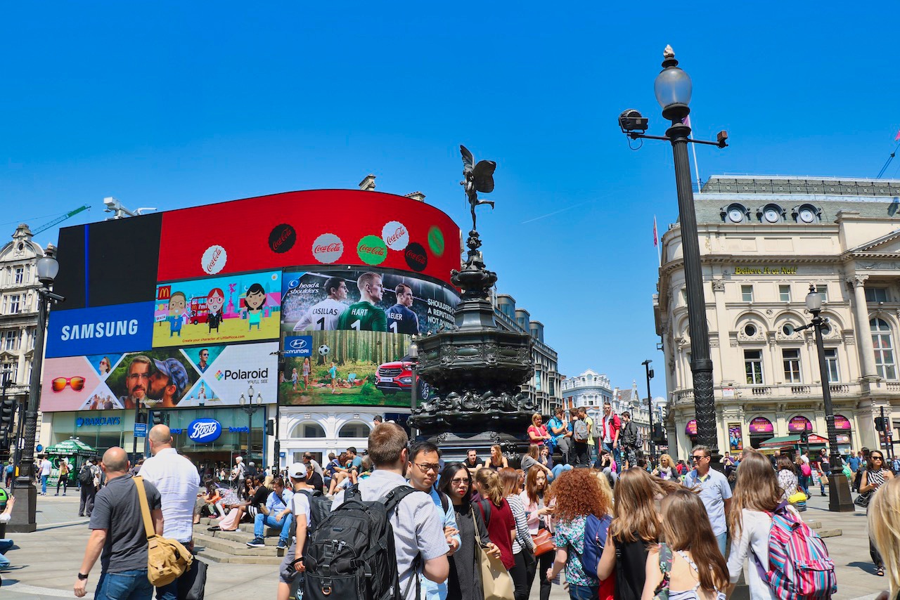 Crowds at Picadilly